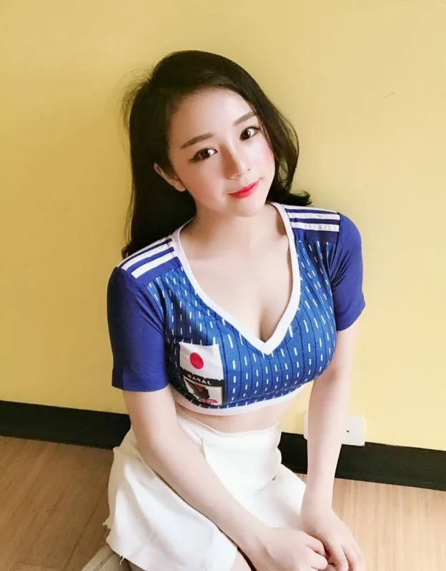 gái xinh mặc áo bóng đá 27