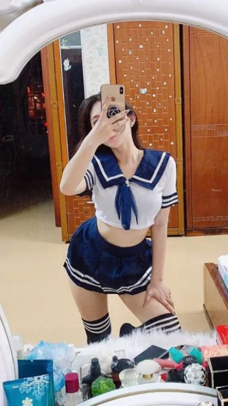 hình ảnh con gái cute che mặt 42