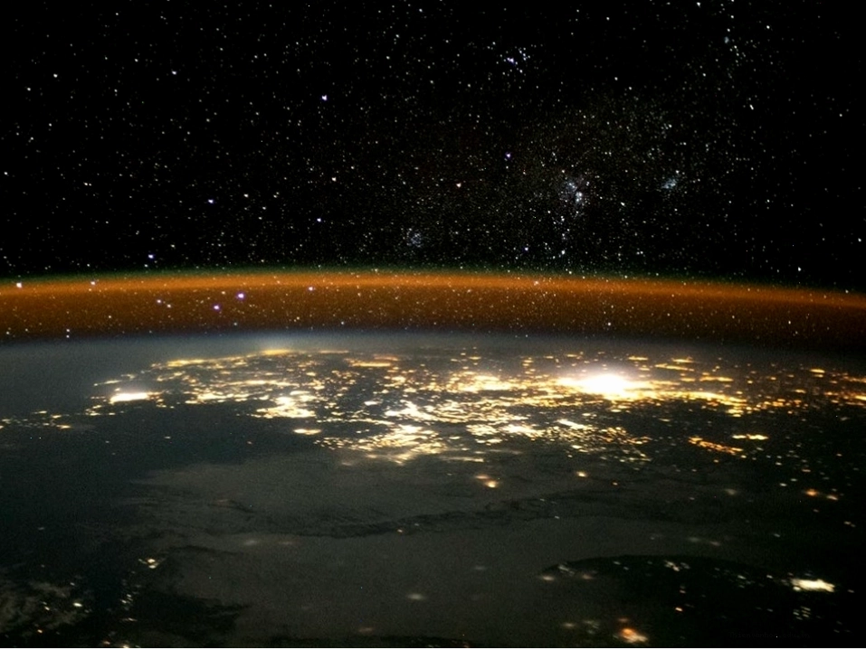 Bầu khí quyển phát sáng phía trên bờ biển Châu Phi nhìn từ ISS