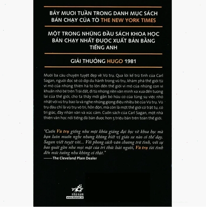 Bìa sách Vũ trụ của Carl Sagan với hình ảnh thiên hà và các hành tinh