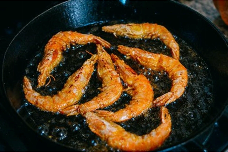 Chiên tôm trong dầu nóng để tạo độ giòn tối ưu