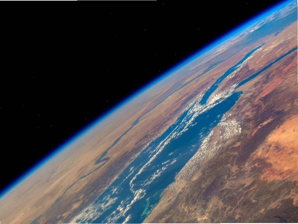 Dải khí quyển màu xanh lam của Trái Đất nhìn từ ISS