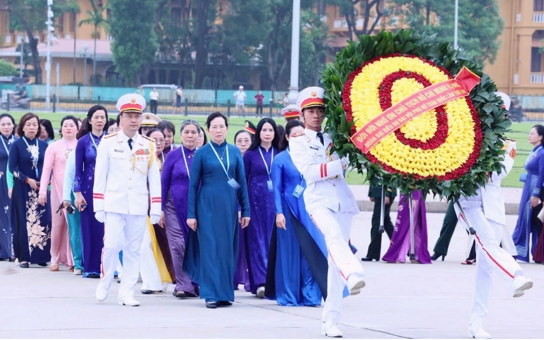 Hình ảnh minh họa phi hành gia nữ trong bộ đồ du hành vũ trụ
