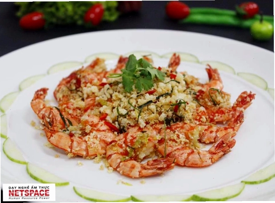 Kết hợp tôm với muối ớt và lá chanh cắt sợi