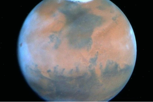 Sao Hỏa (Mars) với bề mặt nhiều đá và bụi đỏ
