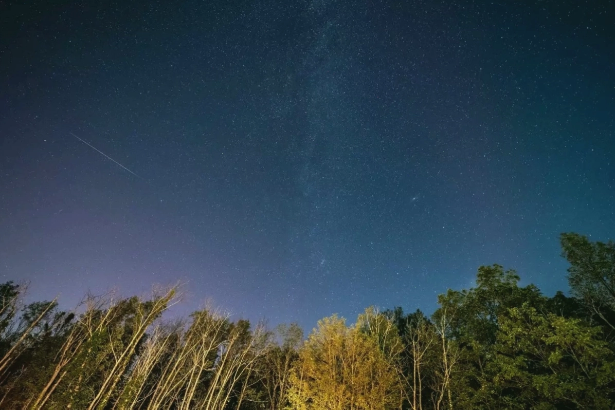 Vẻ đẹp huyền ảo của mưa sao băng Perseid hòa quyện với cực quang tại New York