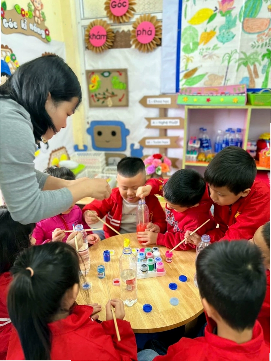 Học sinh đang tham gia rèn luyện kỹ năng kỹ thuật cho trẻ em với steam thông qua mô hình lắp ráp