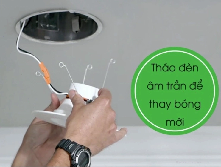 Thao tác tháo đèn âm trần khỏi lỗ khoét thạch cao