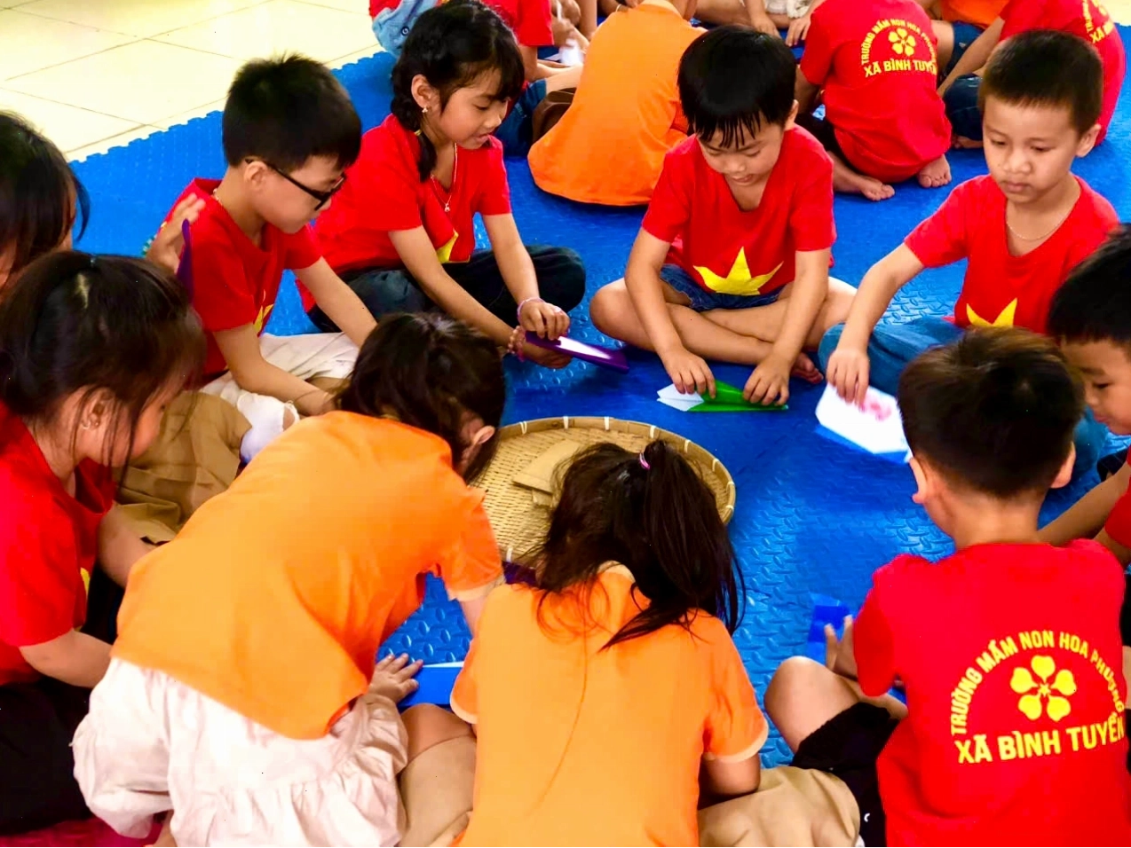 Trẻ em sử dụng máy tính bảng để nghiên cứu thông tin cho bài học kỹ năng kỹ thuật cho trẻ em với steam