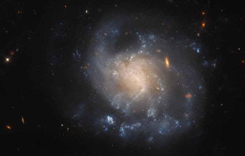 Khám phá vũ trụ qua Hình ảnh Thiên Hà từ Hubble 37